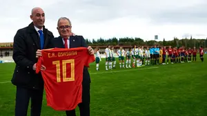Las espectaculares imágenes de la visita de Luis Rubiales al estadio de El Sadar y a Tajonar