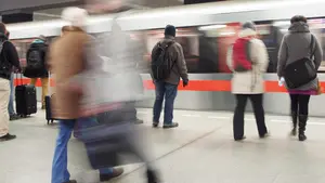 Un grupo de 15 jóvenes trata de agredir sexualmente a una chica en el metro y apuñala a su novio