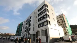 Las antiguas casas del Soto de Lezkairu rejuvenecen más de 50 años gracias a la renovación de sus fachadas