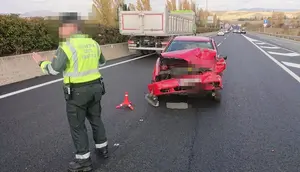 Un choque entre dos vehículos y una salida de vía dejan dos heridos y retenciones de tráfico en Pamplona