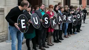 Amenazan con llevar a Chivite a los tribunales si no garantiza la igualdad con el euskera en Navarra