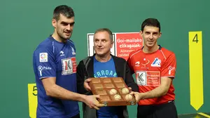 Los pelotaris Ezkurdia y Altuna toman contacto con el Navarra Arena, a 72 horas de la gran final