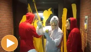 Al puro estilo 'La Casa de Papel': encapuchados con caretas de Dal&iacute; limpian las pintadas de la casa de Llarena