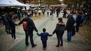 Una cadena humana reclama en Pamplona un empuje en la investigación de las enfermedades neuromusculares