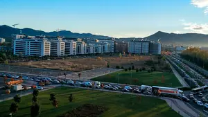 Caos en el asfalto: las obras en la ronda de Pamplona 'atrapan' durante más de una hora a cientos de coches