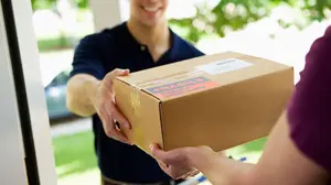 Un paquete que olía 'fuerte': detienen a dos camellos por enviarse droga a través de un repartidor