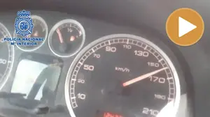 Un padre "jalea" mientras graba a su hijo conduciendo a 160 km/h y ambos terminan detenidos