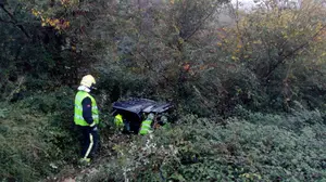 Complicado rescate en Ablitas: pierde el control del coche y acaba atrapado en una acequia