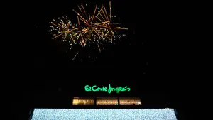 Las mejores imágenes de la llegada de la Navidad a Pamplona: emotivo encendido de luces en El Corte Inglés 