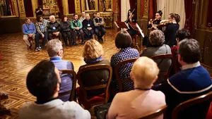 El Palacio de Navarra abre sus puertas con la llegada del puente foral: Barkos acompa&ntilde;a a los primeros visitantes