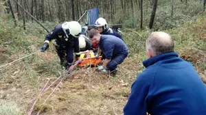 Evacuado un conductor tras quedar atrapado en su vehículo después de salirse de una pista forestal en Lesaca