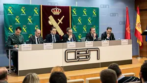 Periodistas, policías y judicatura debaten en Pamplona sobre si es suficiente la autorregulación a la hora de informar