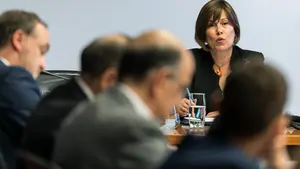 Barkos reconoce que las madres quedan "en tierra de nadie" pero no recula: "Podría llevar a la prevaricación"