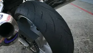 Herido en Tudela cuando socorría un accidente: la rueda de una moto sale disparada y tumba a un peatón