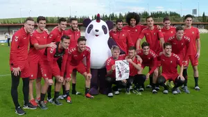 Los jugadores de Osasuna reciben la visita de la mascota "Pandi" durante el entrenamiento en Tajonar