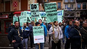 Con sogas y pancartas: una manifestación de los trabajadores de Cabelte se cuela en la procesión de San Saturnino