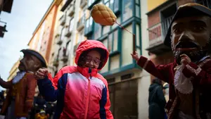 Despedida mirando al cielo: gigantes, cabezudos y zaldikos pendientes de la lluvia en su última salida