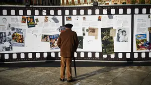 ‘Rodando Hemingway’: un mural recoge las estrellas de cine que visitaron Pamplona gracias al escritor