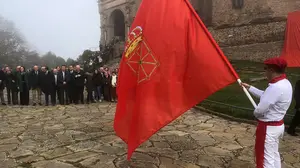Enarbolan una gran bandera de Navarra en Javier para poner en valor los símbolos forales