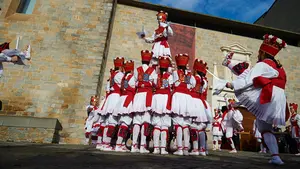 Un homenaje al reino: el antiguo palacio de los Reyes de Navarra acoge la celebración del 3 de diciembre