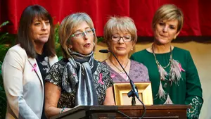 La asociación de cáncer de mama Saray recibe la medalla de Navarra: "Lo incurable son las ganas de vivir"