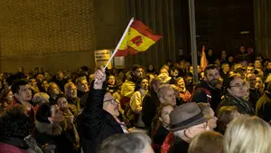 Cientos de personas muestran su apoyo a la Guardia Civil en Pamplona: "Uxue, aprende, Navarra no se vende"