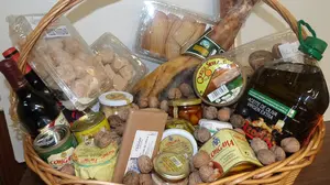 Revientan la cerradura de un club deportivo en Navarra y se llevan parte de la cesta del sorteo de Navidad