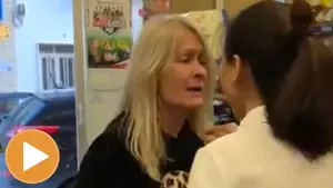 "No te he tocado, chinica": La agresión racista de una mujer a una china de la que culpan a Vox