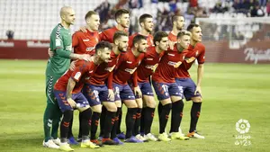 Los jugadores de Osasuna agradecen a la afición rojilla su apoyo en el Carlos Belmonte