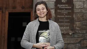 Una periodista navarra edita su primer libro, localizado en el Camino de Santiago por Baztán