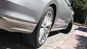 Un mal ejemplo para sus nietos: deja encerrados a los menores en un vehículo mientras se va a un bar