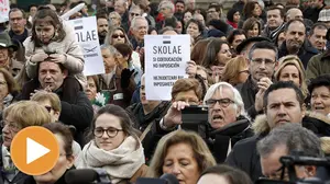Miles de padres se manifiestan contra Skolae en Pamplona y reclaman la "libertad para educar"