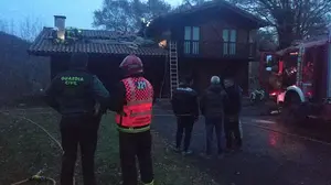 Una estufa origina un incendio en el porche de una casa de madera ubicada en Sumbilla