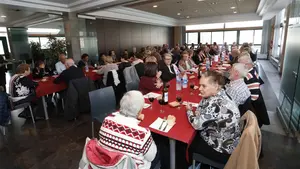 Los inquilinos de los apartamentos municipales se van de comida navideña con la corporación municipal 