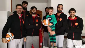 Los 'más grandes' se encuentran con los más pequeños: el Basket Navarra visita el Complejo Hospitalario