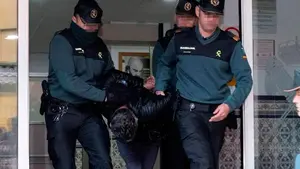 Increpado y entre gritos de "asesino": el autor confeso de la muerte de Laura Luelmo llega a los juzgados