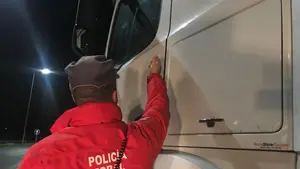 Iba drogado, sin cinturón y con un neumático reventado: inmovilizado un camionero en Sunbilla