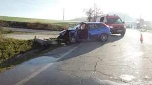 Muere una persona tras salirse de la vía con su coche y chocar contra una obra de fábrica en Los Arcos