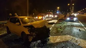 Trasladada al hospital tras salirse de la vía en Zizur Mayor y arrancar varios metros de la barrera de seguridad