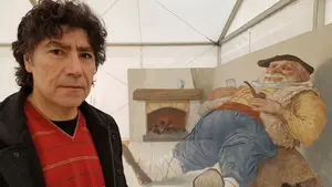 Un Olentzero gigante conforma un navideño 'photocall' en la plaza del Castillo de Pamplona 