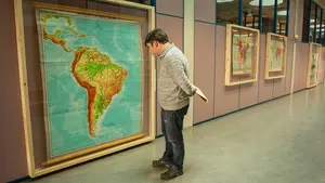 Revivir recuerdos de las aulas de antaño: llega a la UPNA la exposición 'Los abuelos de Google Maps'