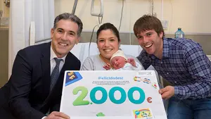 Caixabank entregará al primer bebé que nazca en 2019 una libreta con 2.000 euros