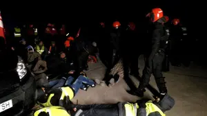 Exigen la dimisión de Beaumont por "la violencia" de la Policía Foral con los huelguistas de Huerta de Peralta