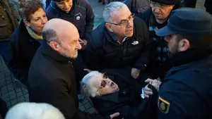 Tensión entre los concentrados en favor de las víctimas de ETA y los partidarios de los etarras en Pamplona