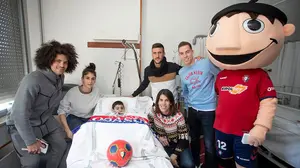 Los jugadores de Osasuna llevan el espíritu de la navidad a los niños hospitalizados en el CHN