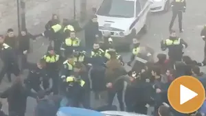 Detienen a cinco personas tras agredir a varios policías en el desalojo de un 'Gaztetxe'