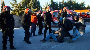 Los trabajadores de 'Huerta de Peralta" se encaran a la policía y les acusan de "entorpecer" su huelga