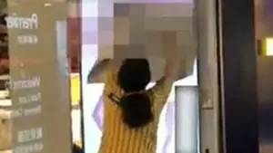 Ikea reproduce por error un vídeo porno en la pantalla de una de sus tiendas y los niños se asustan