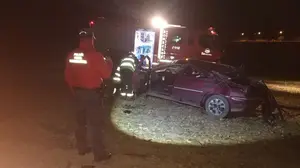 Dos personas heridas, una de ellas grave, tras salirse de la vía y dar varias vueltas de campana en Legaria