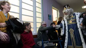 Niños por un día: los Reyes Magos regalan cariño a los más mayores de Pamplona